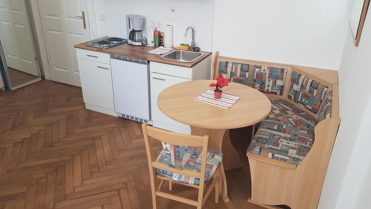 Sobieski Town Apartments Виена Стая снимка
